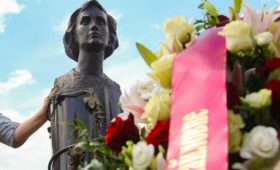 Памятник Зинаиде Кириенко открыли на Троекуровском кладбище Москвы