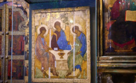 Реставраторы центра Грабаря начали обследование иконы «Троица»