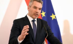 Канцлер Австрии исключил достижение мира на Украине без участия России