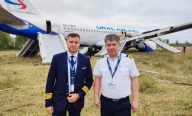 Посадивший самолет «Уральских авиалиний» в сибирское поле пилот уволился