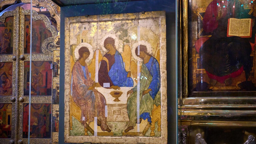 Реставраторы центра Грабаря начали обследование иконы «Троица»